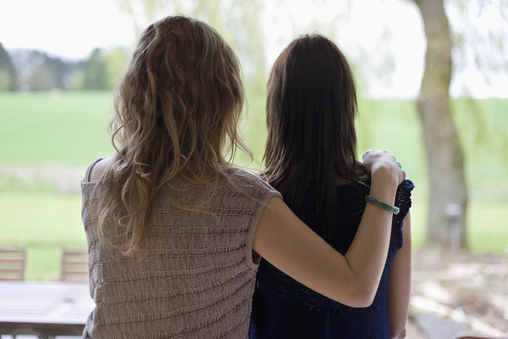 Vrouw en dochter vanaf de achterkant