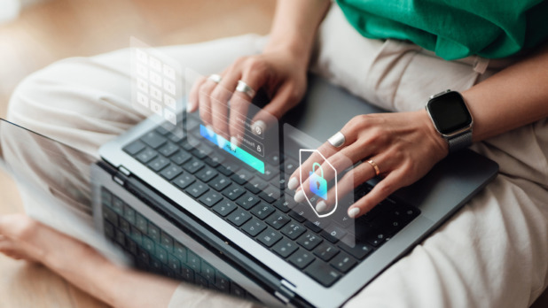 Vrouw is bezig op de computer