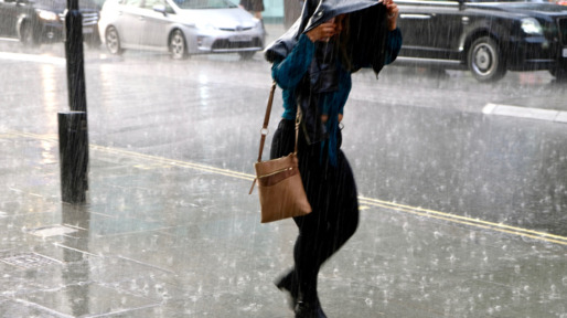 Enorme regenbui en storm