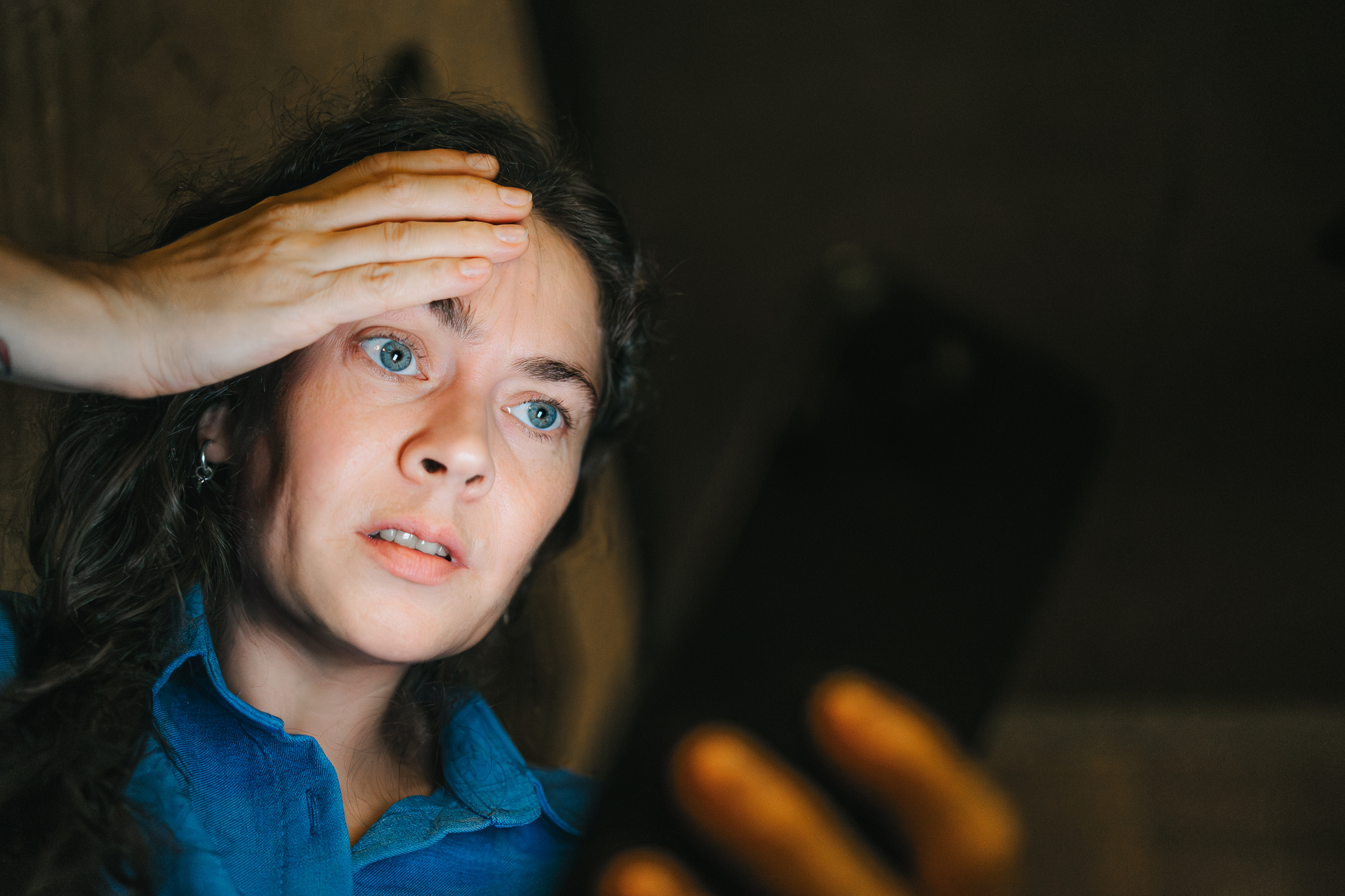 Vrouw kijkt verschikt op haar telefoon