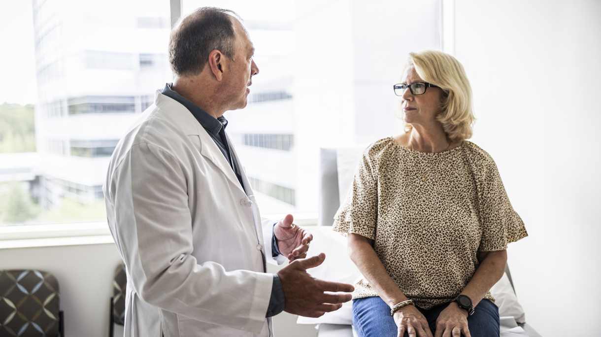 oudere vrouw praat met dokter