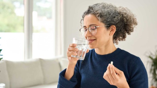Vrouw neemt pil