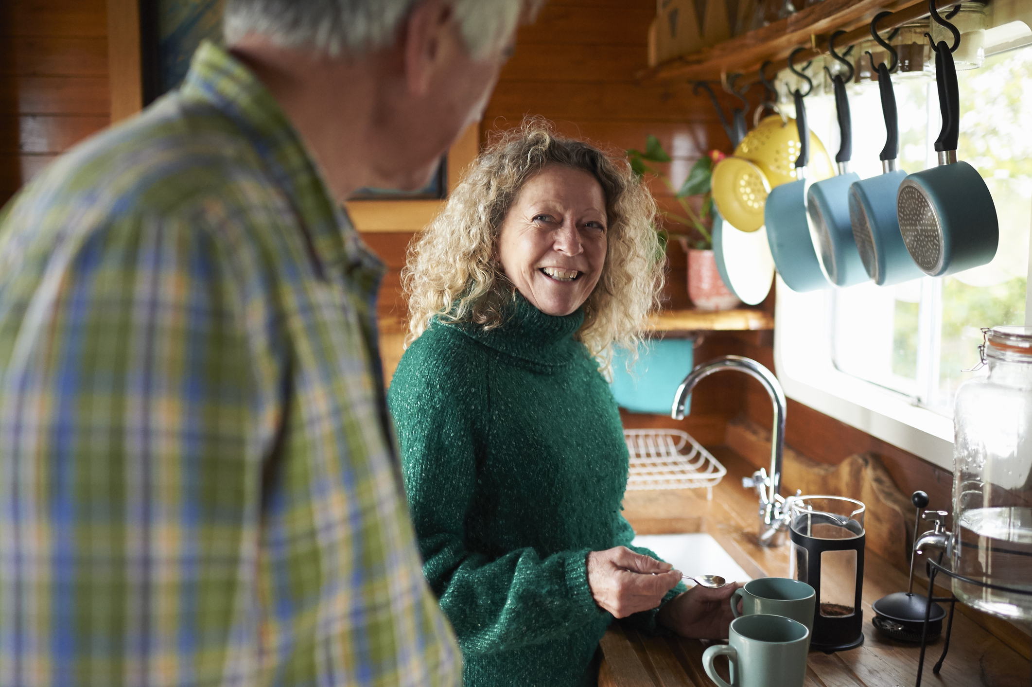 Man en vrouw in gesprek in de keuken