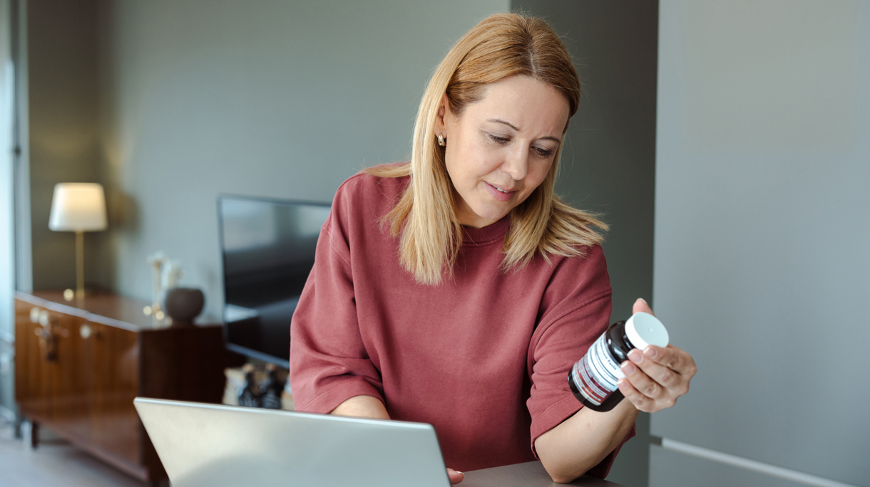 vrouw zoekt medisch advies op laptop
