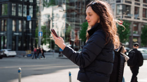 Vrouw checkt telefoon