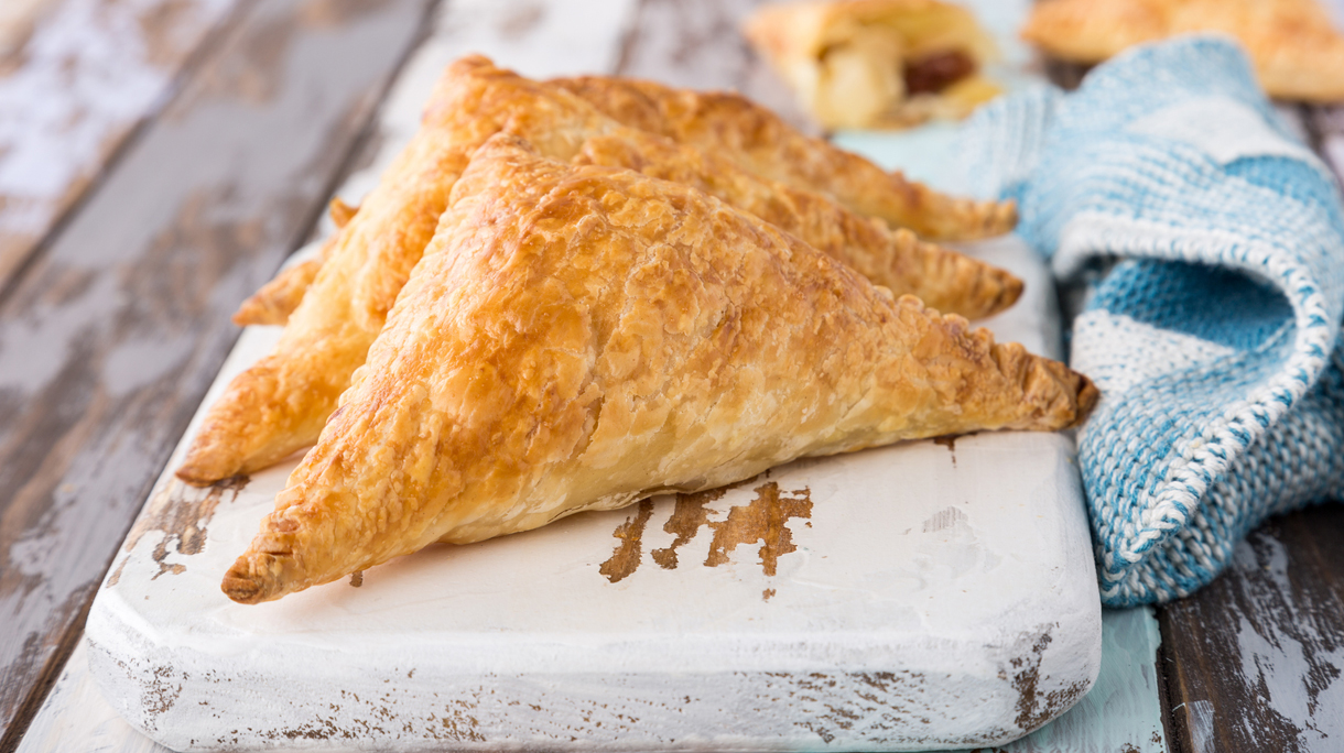 Appelflappen op een houten plank