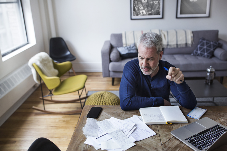 Man is bezig met pensioenpapieren