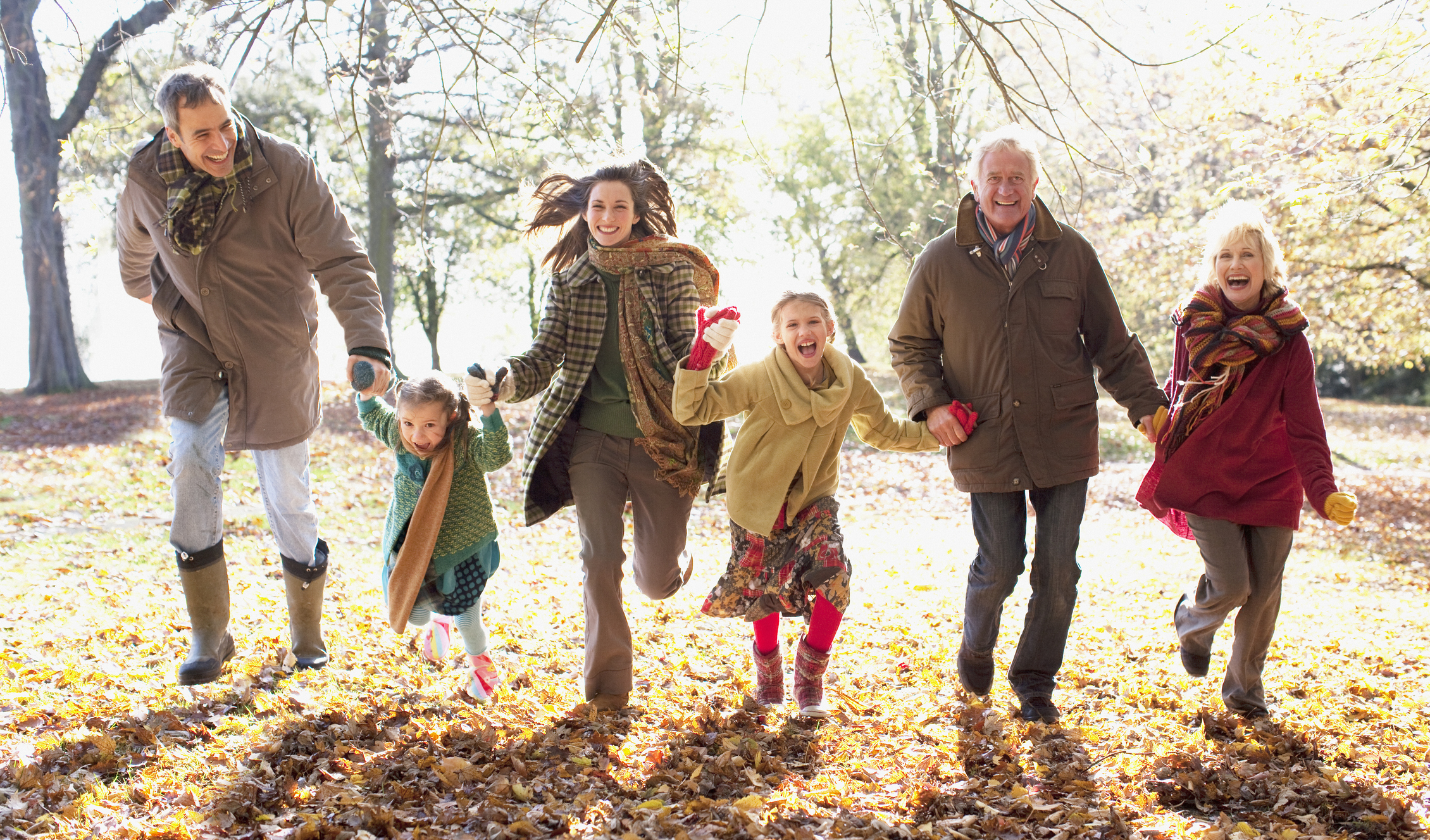 Opa en oma op herfstwandeling