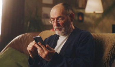 Oudere man smartphone