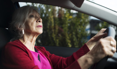 oudere vrouw rijdt auto