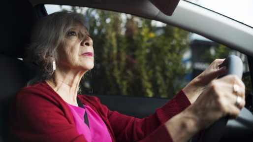 oudere vrouw rijdt auto