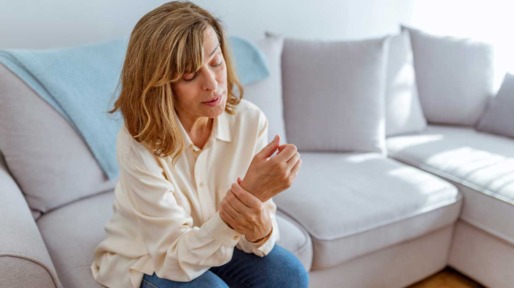 Vrouw met duimartrose