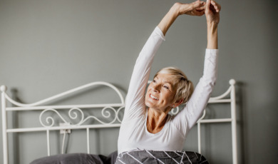 vrouw wordt uitgerust wakker