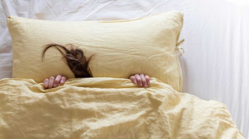 Pluk haar steekt onder dekbed uit