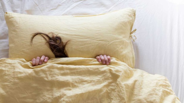 Pluk haar steekt onder dekbed uit