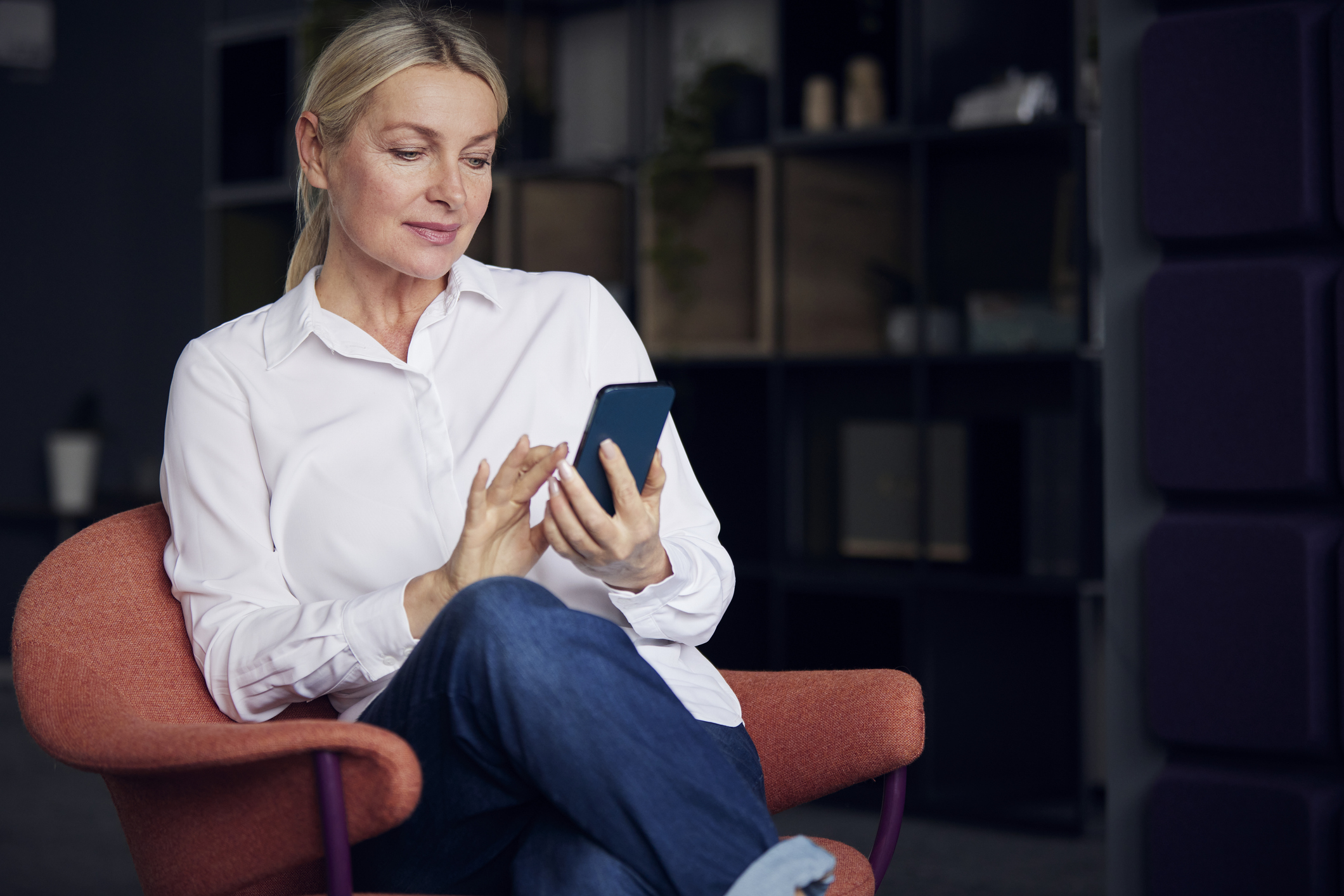 Vrouw met smartphone aan het werk