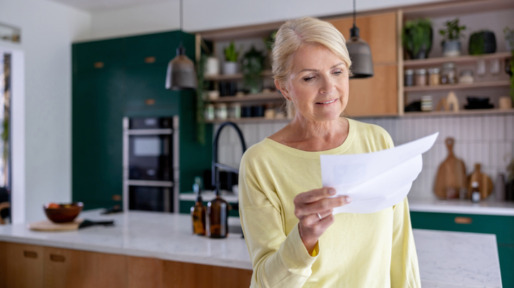 Vrouw opent de post in de keuken