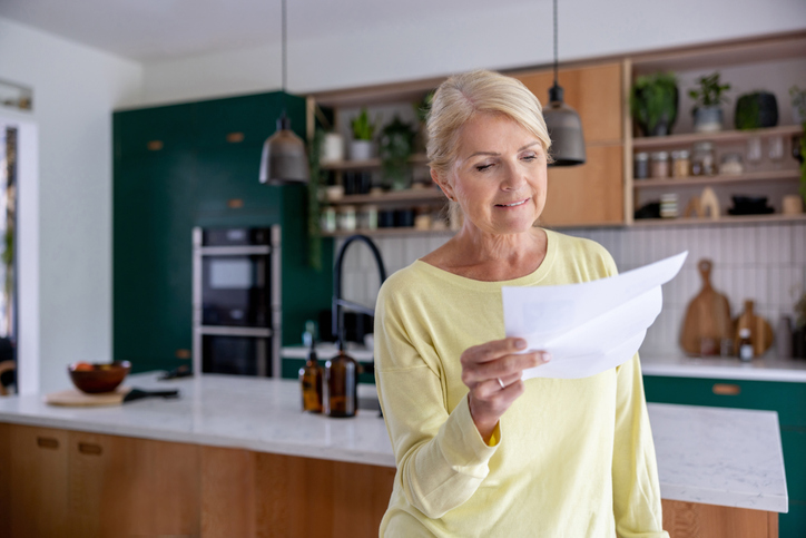 Vrouw opent de post in de keuken