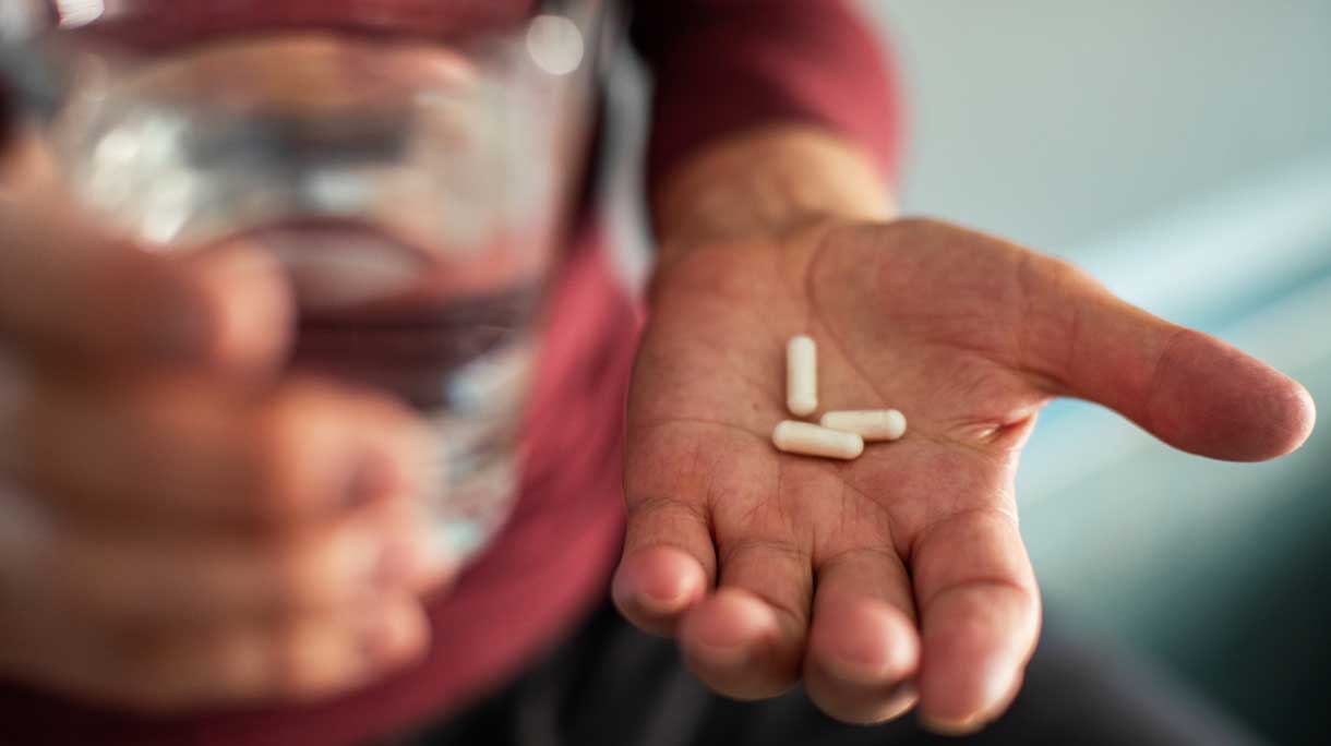 Oudere man neemt antibiotica
