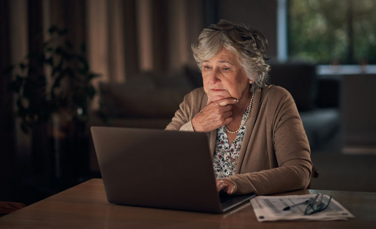 Vrouw bezig op laptop in de avond