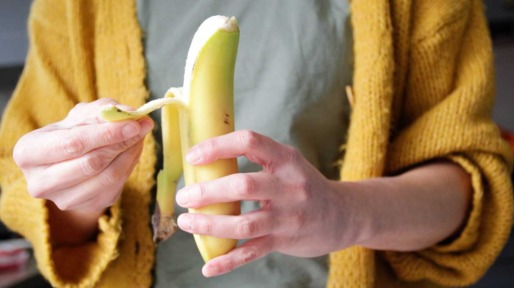 Vrouw pelt banaan