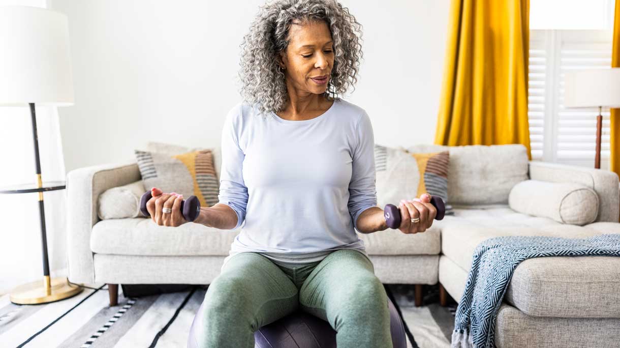 Vrouw doet thuis krachttraining