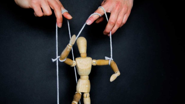 Man met puppet