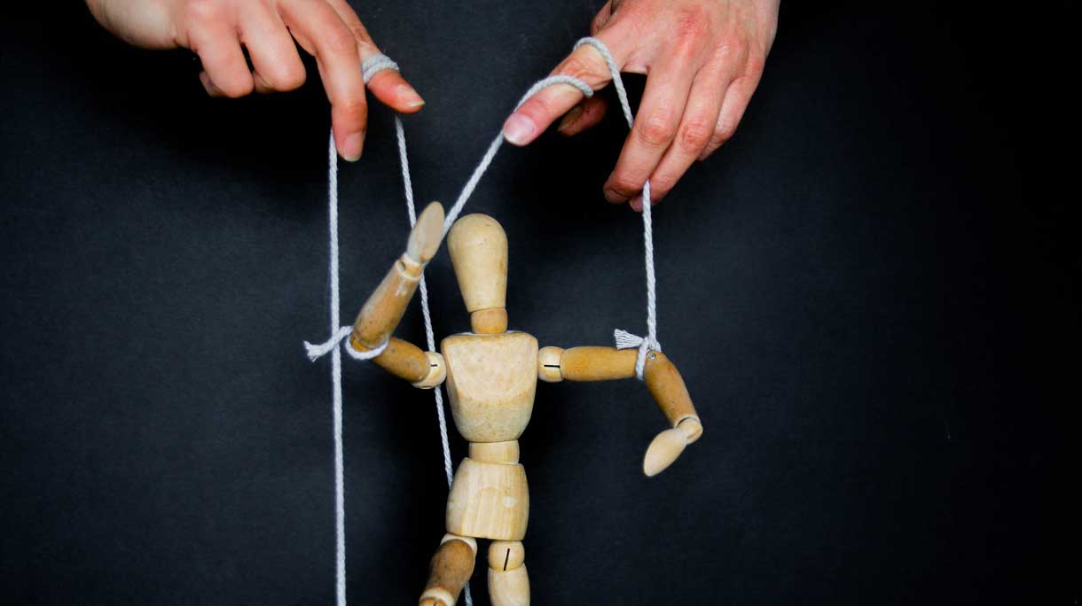 Man met puppet