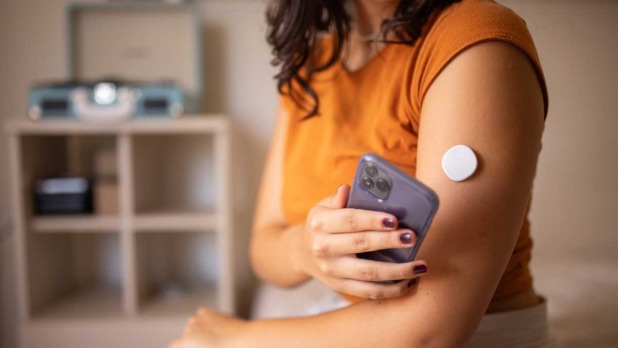 vrouw meet diabeteswaarden