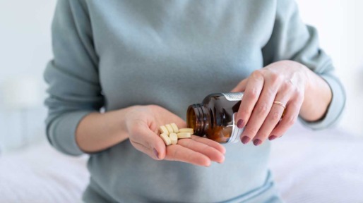 Vrouw neemt vitamine