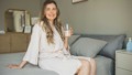 vrouw op bed in badjas