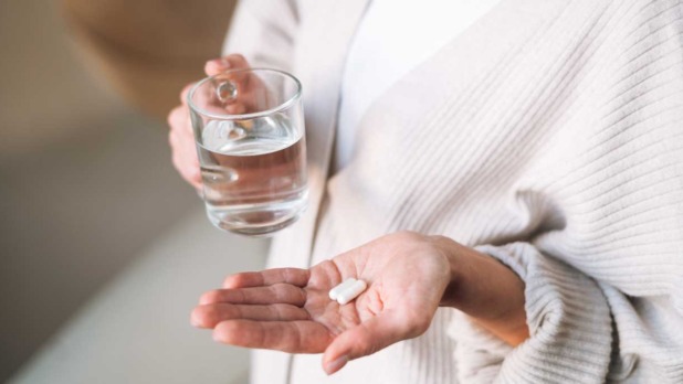 Vrouw neemt vitamines