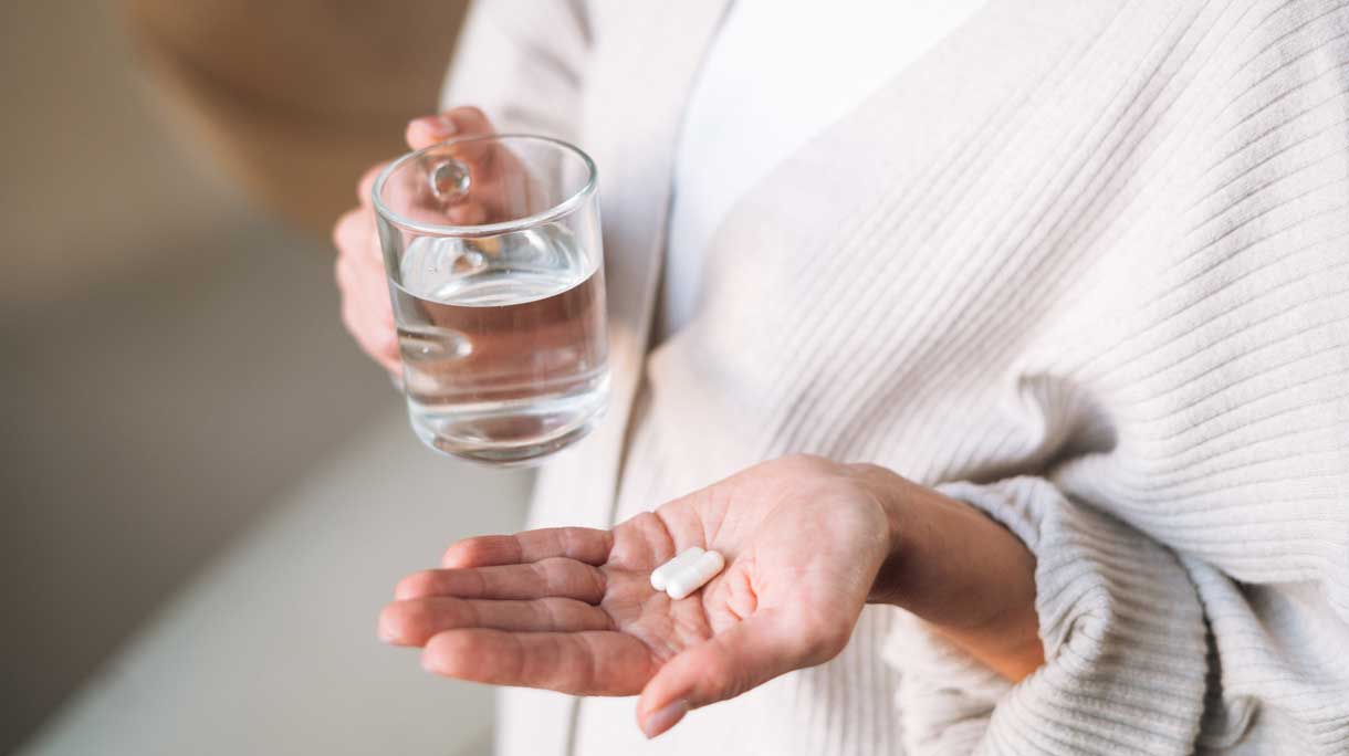 Vrouw neemt vitamines