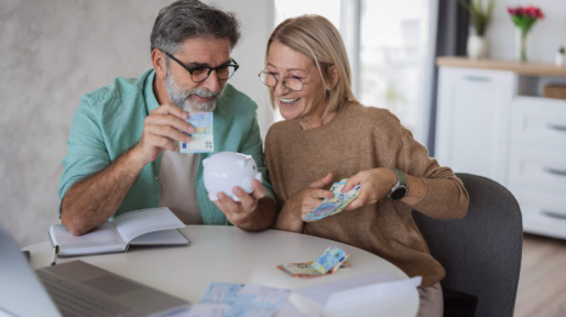 Ouderen tellen hun geld in de keuken met spaarvarken