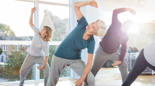 Mannen en vrouwen doen aan balanstraining