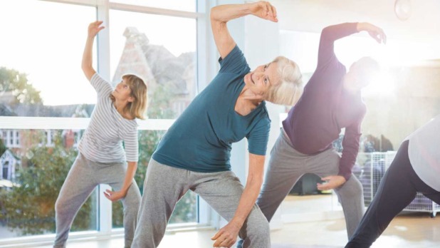Mannen en vrouwen doen aan balanstraining