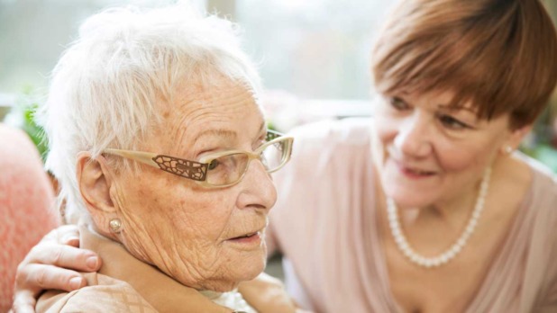 Vrouw met oudere vrouw met dementie