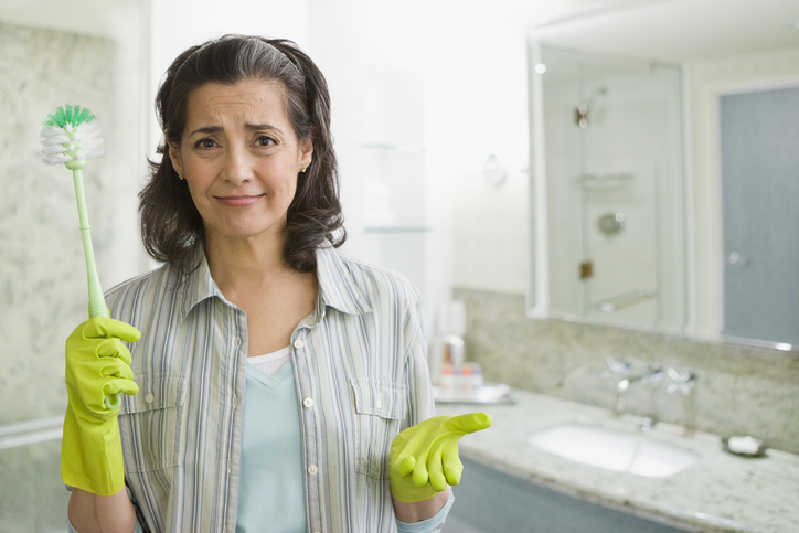 Vrouw met schoonmaakborstel gaat aan de slag