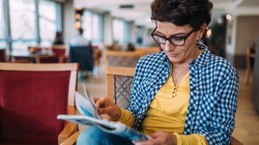 Vrouw leest stripboek