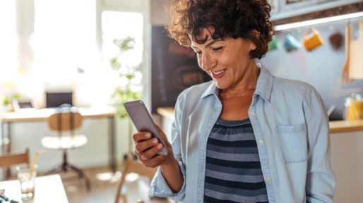 Vrouw met smartphone in hand