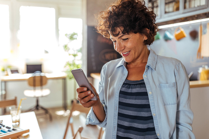 Vrouw met smartphone in hand