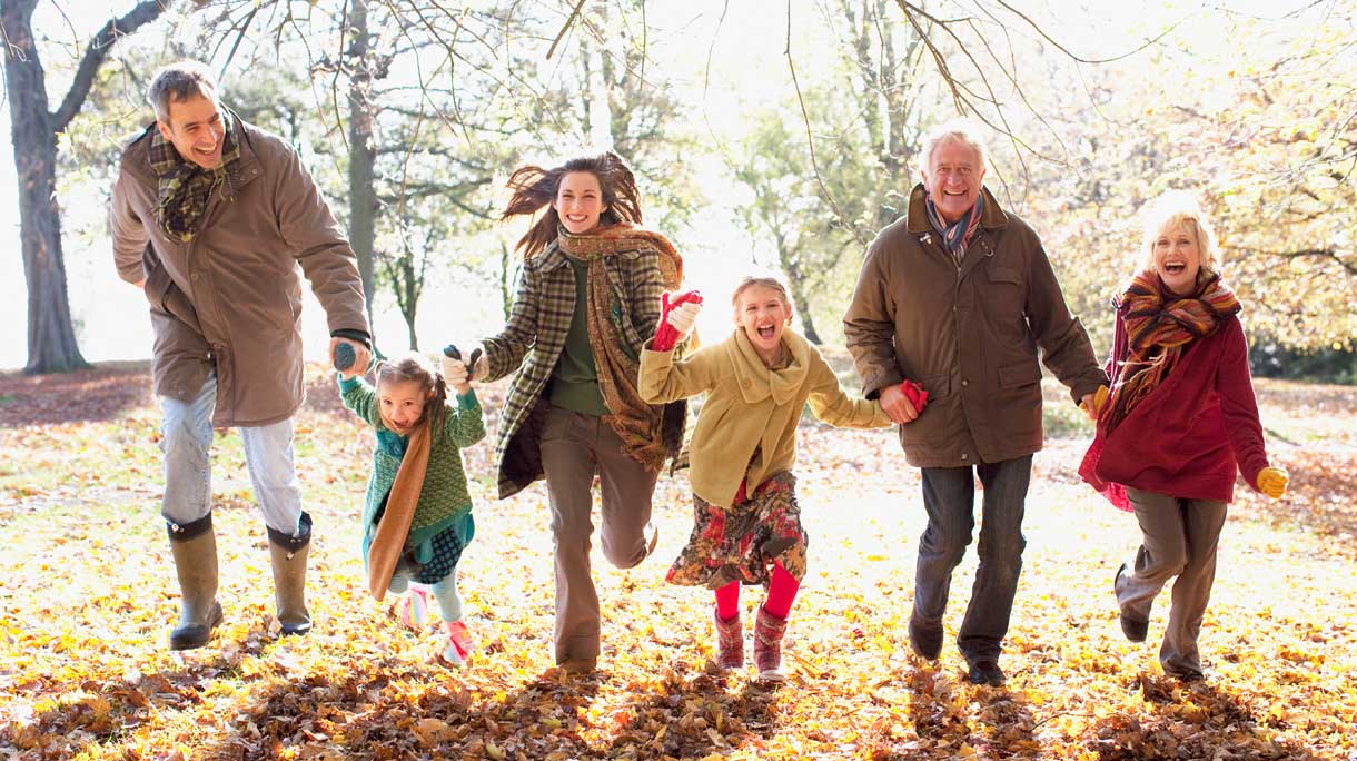 gezond gezin buiten in de herfst