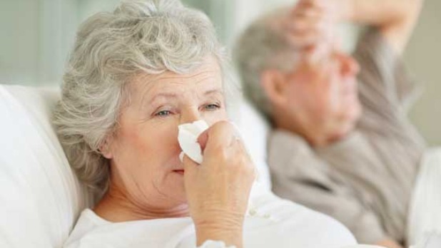 Man en vrouw liggen in bed met de griep