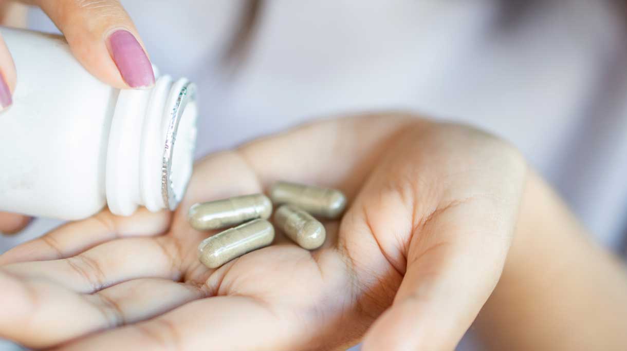 hand met kruidensupplementen