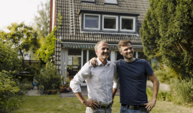 Man en zoon in de tuin