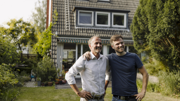 Man en zoon in de tuin