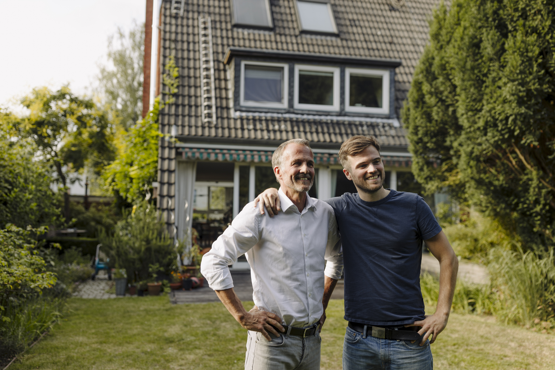 Man en zoon in de tuin