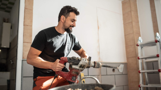 Man is bezig met huis renoveren