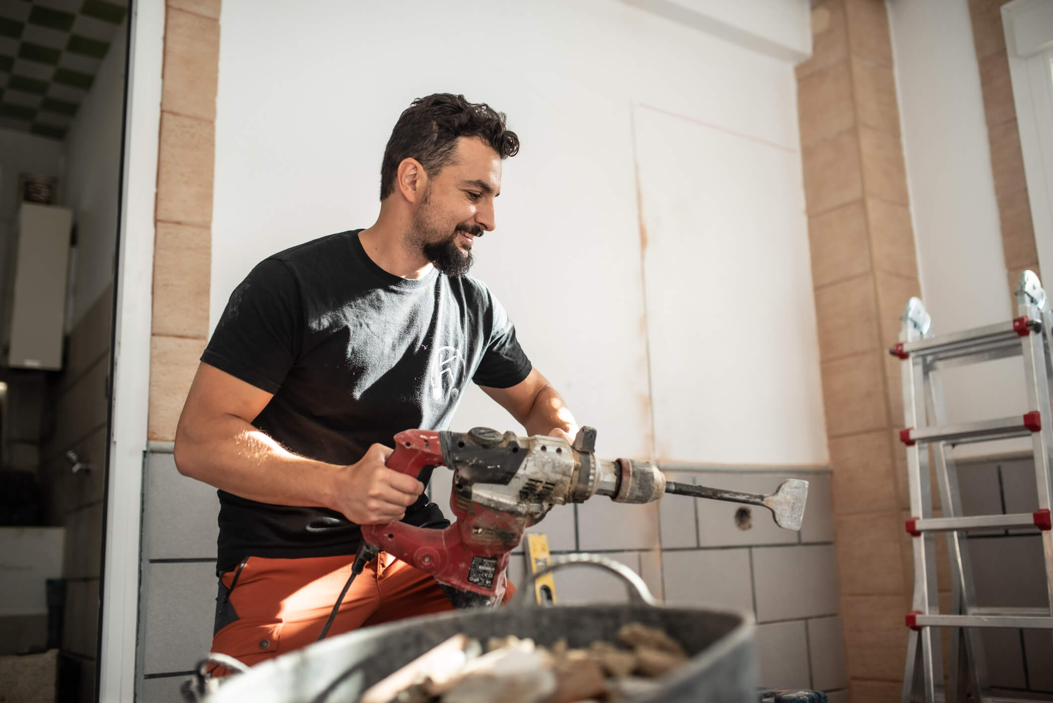 Man is bezig met huis renoveren