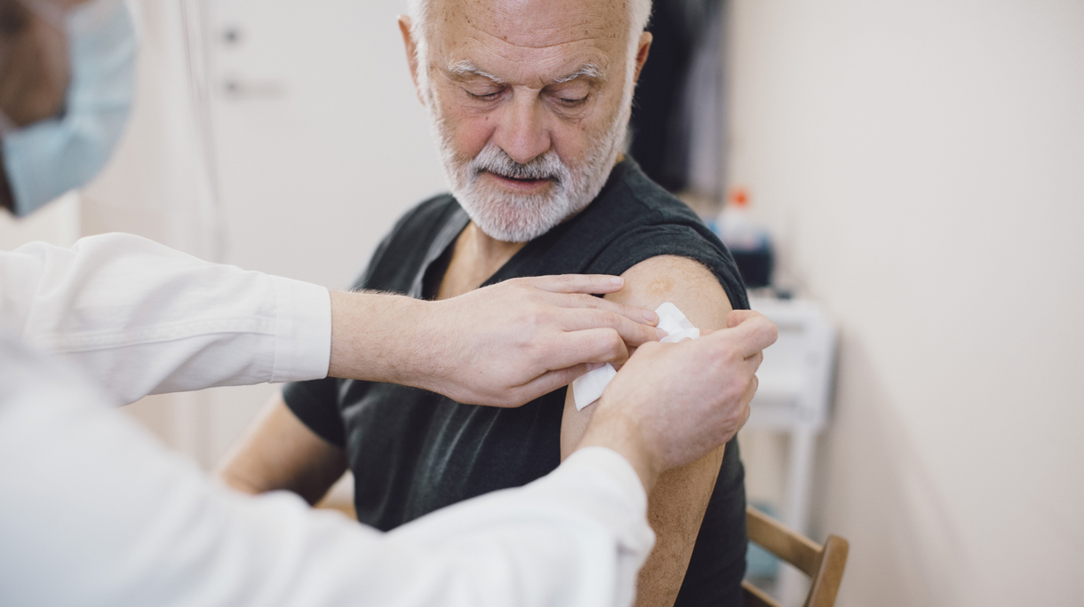 oudere man krijgt vaccinatie